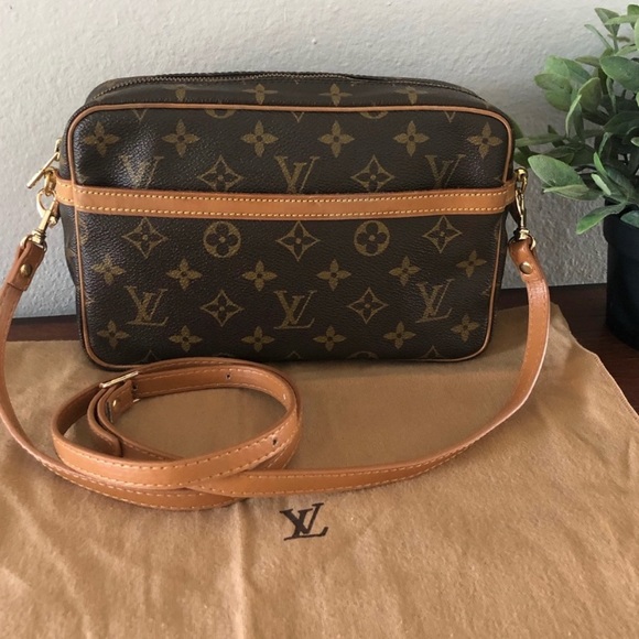 SOLD -  🐻 👜 Louis Vuitton Crossbody - Picture 2 of 8